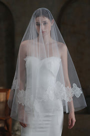 Vintage White Single-Tier Tulle Fingertip Wedding Veil with Lace