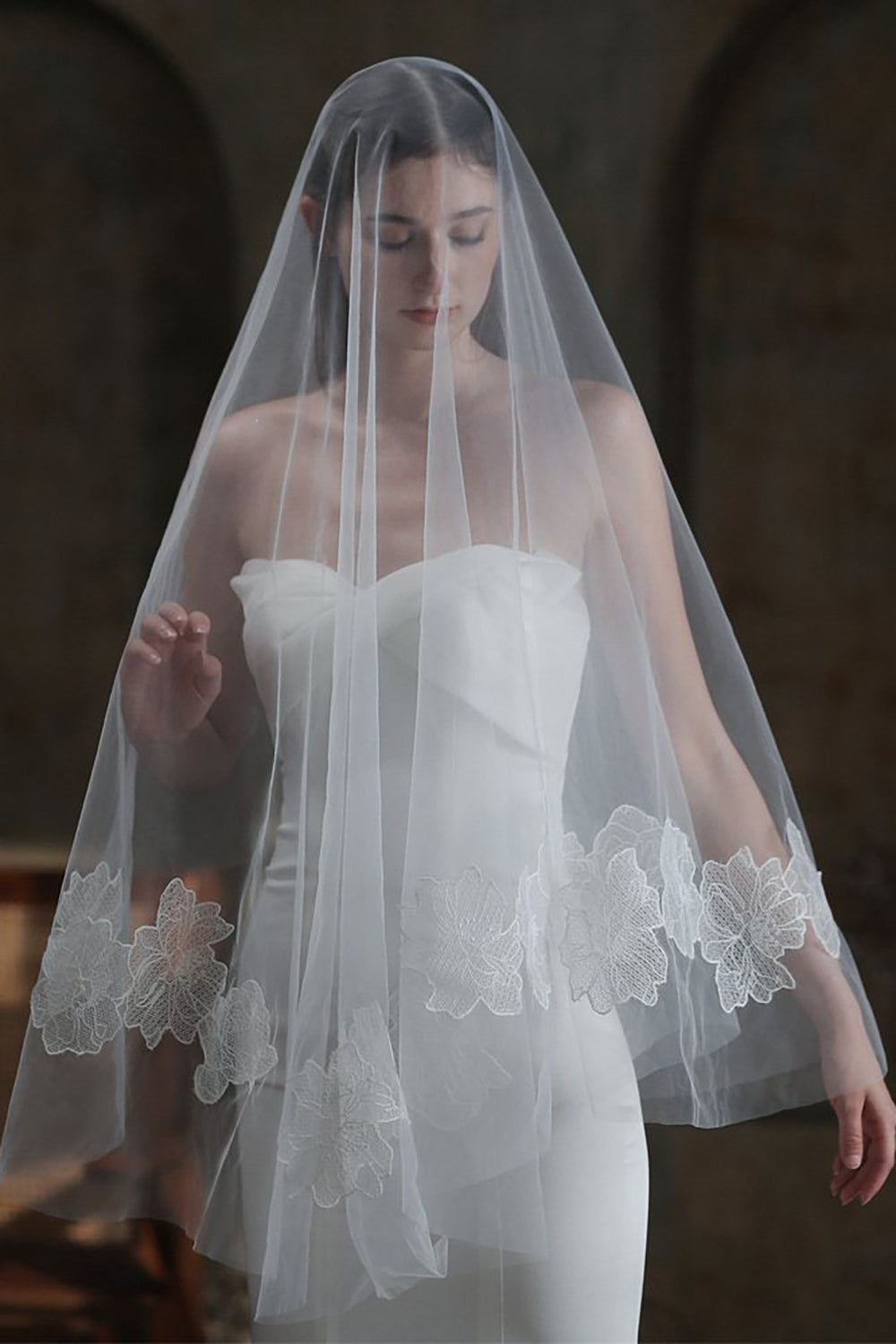 Vintage White Single-Tier Tulle Fingertip Wedding Veil with Lace